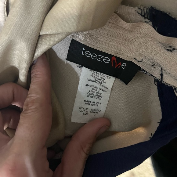 Cream and Blue Dress. Just above the knee length. Key hole front zipper back - Picture 4 of 5